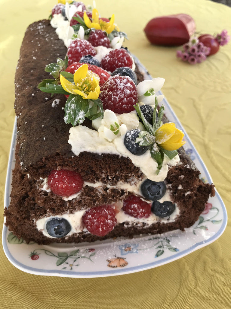 Schokoladig- beerige Biskuitroulade - Die sahnige Schokowolke